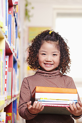 포토 JPG 해외이미지 학생 응시 교육 행복 어린이 셔츠 교실 상상 책장 아이디어 갈색머리 실내 한명 미소 소녀 상반신 책 세로 컬러풀 갈색 중국 꿈 탐험 잡기 도서관 베이징 적재 발견 서점 시리즈 해외202004 해외포토 1 헤어스타일 시선 여자 감정 아시아 컬러 가구 컨셉 상의 학교 모션 표정 사람 내부 상점 파일형식 이미지허브