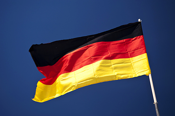 포토 JPG 해외이미지 배너 하늘 바람 독일 사람없음 빨간색 파란색 쌓기 검은색 흰색 깃발 황금 심볼 사인 깃대 봉 돛대 해외202004 해외포토 자연요소 유럽 컬러 모션 날씨 파일형식 이미지허브