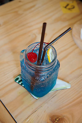 포토 JPG 해외이미지 음료 백그라운드 과일 유리 주류 사람없음 물 파란색 파티 얼음 주스 추위 흰색 신선 칵테일 투명 액체 달콤 시원함 레몬 레모네이드 큐브 고립 소다 토닉 해외202004 해외포토 자연요소 컬러 재질 이벤트 맛 에이드 파일형식 이미지허브