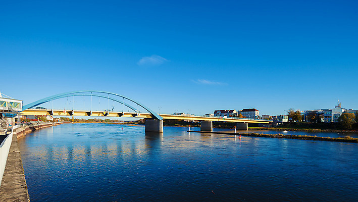 포토 JPG 해외이미지 유럽 건축양식 하늘 독일 사람없음 파란색 강 노란색 맑음 연결 광택 폴란드 건너기 프랑크푸르트 카피스페이스 해외202004 해외포토 건축 나라 컬러 모션 날씨 공백 도시 파일형식 이미지허브