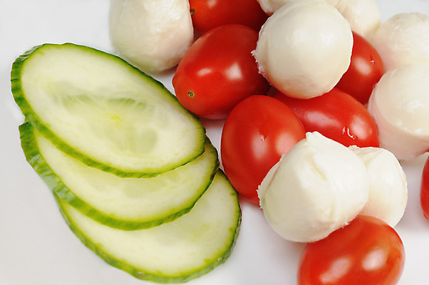 포토 JPG 해외이미지 접시 음식 다이어트 토마토 채소 치즈 건강 요리 사람없음 빨간색 저녁식사 이탈리아 샐러드 체리 아침식사 점심식사 모짜렐라치즈 채식주의자 해외202004 해외포토 식기 유럽 컬러 과일 유제품 식사 채식 파일형식 이미지허브