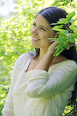 포토 JPG 해외이미지 나무 라이프스타일 공원 여자 행복 잎 자연 갈색머리 한명 미소 성인 야외 초록색 여름 빛 봄 숲 카피스페이스 해외202004 해외포토 식물 1 헤어스타일 계절 공공시설 감정 컬러 표정 사람 생활 공백 생태계 파일형식 이미지허브