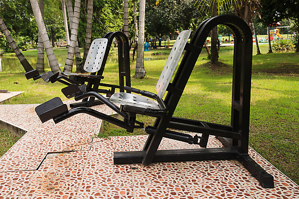 포토 JPG 해외이미지 라이프스타일 공원 스포츠 포즈 건강 사람없음 야외 운동 금속 기계 장비 기구 공구 체육관 일반 해외202004 해외포토 공공시설 재질 생활 도구 파일형식 이미지허브