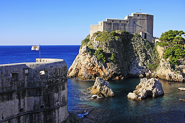 포토 JPG 해외이미지 유럽 벽 바다 여행 오렌지 건축양식 지붕 안테나 졸업생 사람없음 빨간색 물 도시풍경 여행객 항구 도시 만 보트 성 중세 성자 지중해 포트 타운 크로아티아 두브로브니크 발칸반도 옛날 해외202004 해외포토 자연요소 건축물 건축 나라 종교 컬러 배_교통 과일 졸업 통신 교통시설 사람 풍경 역사 파일형식 이미지허브