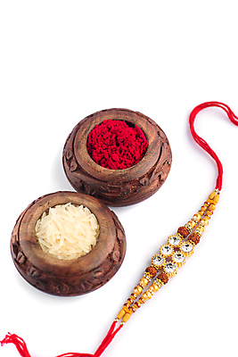 포토 JPG 해외이미지 전통 종교 문화 줄 백그라운드 밥 기념 선물 사랑 이벤트 사람없음 장식 빨간색 축제 축하 인사 악단 화려 의식 실 결합 낟알 컨테이너 인도인 손목 심볼 오브젝트 기회 예배 언니 남동생 숭배 힌두교 유대감 해외202004 해외포토 외국인 감정 산업 음악 음식 컬러 컨셉 가족 동양인 신체부위 예절 자매 동생 파일형식 이미지허브