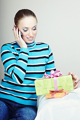 포토 JPG 해외이미지 백인 행복 크리스마스 겨울 휴가 새해 실내 발렌타인데이 대화 선물 사랑 한명 미소 앉기 세로 스마트폰 상자 줄무늬 활발 기쁨 축하 인사 생일 12월 스웨터 전화기 감사 긍정 부름 질서 강렬 포상금 셀룰러 해외202004 해외포토 서양인 1 계절 기념일 감정 컨셉 상의 돈 무늬 모션 데이이벤트 표정 말하기 사람 내부 핸드폰 스마트기기 예절 날짜 파일형식 이미지허브