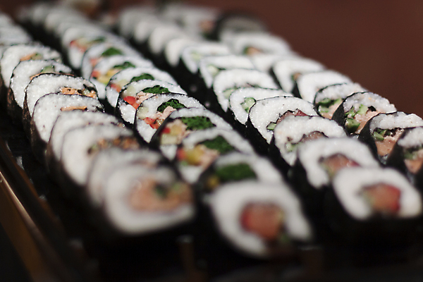 포토 JPG 해외이미지 전통 아시아 선 음식 채소 부분 밥 오이 건강 어류 요리 동양인 사람없음 쌓기 식당 일본 검은색 식사 초밥 회 흰색 신선 해조류 닫기 참치 해산물 준비 날것 롤 일렬 연어 모음 식품점 줄서기 일본음식 해외202004 해외포토 나라 컬러 모션 인종 한글 상점 수중동물 해양식물 파일형식 이미지허브