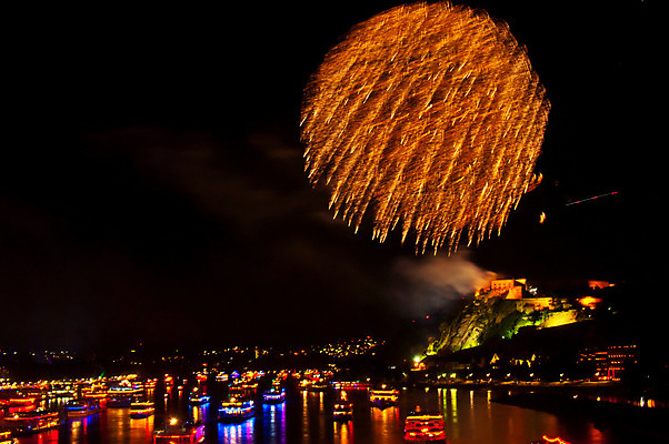 포토 JPG 해외이미지 불꽃 독일 사람없음 축제 어둠 보트 야간 타운 빛망울 해외202004 해외포토 자연요소 유럽 배_교통 불 빛 도시 파일형식 이미지허브