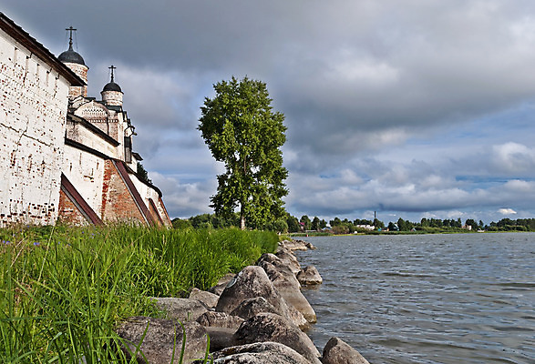 포토 JPG 해외이미지 나무 구름 종교 호수 벽 여행 자연 하늘 돌담 갈대 풍경 사람없음 야외 초록색 물 여름 강 교회 탑 바위 시골 신선 강가 러시아 수도원 해외202004 해외포토 자연요소 식물 건축물 계절 유럽 컬러 종교건축 건물 담장 돌_바위 생태계 파일형식 이미지허브
