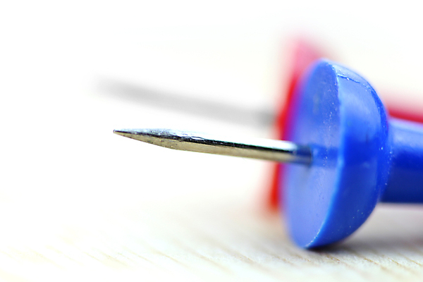 포토 JPG 해외이미지 백그라운드 비즈니스 사람없음 빨간색 파란색 빛 사무실 금속 회색 흰색 압정 밀기 플라스틱 자르기 오브젝트 날카로움 고립 직진 공급 해외202004 해외포토 컬러 모션 재질 사무용품 파일형식 이미지허브