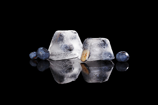 포토 JPG 해외이미지 스튜디오촬영 열매 과일 검은배경 사람없음 냉동 얼음 활발 투명 큐브 블루베리 해외202004 해외포토 자연요소 식물 백그라운드 컨셉 실내 검은색 파일형식 이미지허브