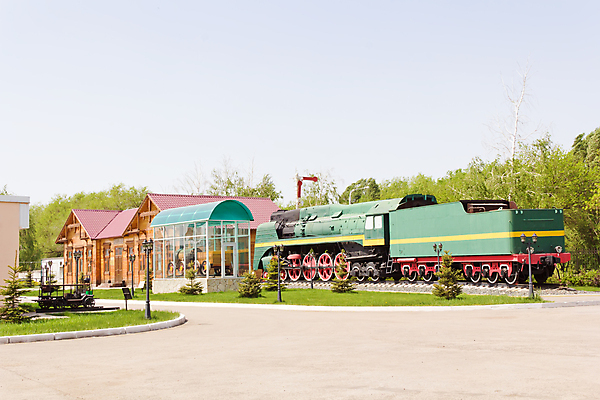 포토 JPG 해외이미지 유럽 도로 자동차 외벽 사람없음 기차 역 철 승합차 엔진 단상 디젤 러시아인 석탄 해외202004 해외포토 서양인 나라 길 육상교통 벽 교통시설 승용차 대중교통 파일형식 이미지허브