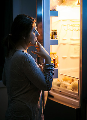포토 JPG 해외이미지 백인 1 여자 음식 컨셉 다이어트 주택 실내 건강 한명 사람 성인 내부 빛 문 주방 식사 어둠 오픈 입 몸무게 저녁 무서움 먹기 배고픔 과거 냉장고 점심식사 냉각기 해로움 해외202004 해외포토 서양인 감정 모션 건물 신체부위 가전제품 야간 파일형식 이미지허브