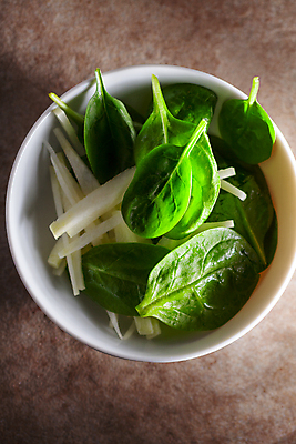 포토 JPG 해외이미지 채소 과일 건강 사람없음 빛 식사 샐러드 견과류 신선 약초 사과 상추 먹기 허브 시금치 건강식 메인요리 식초 로메인상추 해외202004 해외포토 식물 음식 모션 풀_식물 파일형식 이미지허브