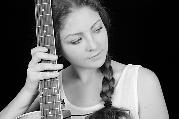 포토 JPG 해외이미지 백인 모델 헤어스타일 드레스 여자 행복 유럽 음악 신체 장신구 놀이 새로움 한명 사람 취미 목재 가로 유행 기댐 소리 음악가 기구 기타 화려 불기 예술가 열정 기타리스트 내추럴 무료 뮤지컬 스타일 해외202004 해외포토 서양인 나무 직업 1 옷 감정 나라 컨셉 재료 모션 현악기 문화예술 연주자 파일형식 이미지허브