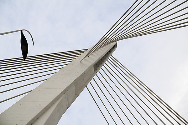 포토 JPG 해외이미지 모양 가로등 건축양식 교통시설 사람없음 가로 기둥 연결 철사 구름다리 발칸반도 지원 철강 콘크리트 해외202004 해외포토 공공시설 건축 교통 다리_건축물 시설 파일형식 이미지허브