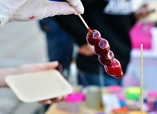 포토 JPG 해외이미지 전통 열매 어린이 음식 과일 디저트 사탕 사람없음 빨간색 컬러풀 과자 축제 수확 축하 대접 막대기 선택 달콤 떨어짐 설탕 어려움 특별함 캐러멜 해외202004 해외포토 식물 컬러 컨셉 농업 사람 맛 파일형식 이미지허브