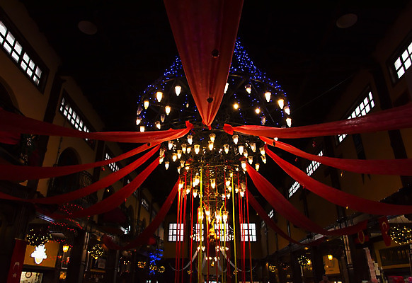 포토 JPG 해외이미지 행복 밧줄 조각 여행 백그라운드 크리스마스 전구 창문 휴가 조명 새해 사람없음 건물 장식 쇼핑 파티 어둠 희망 램프 깃발 직물 센터 고급 야간 큼 천장 정사각형 샹들리에 커뮤니티 빛망울 내추럴 광 종유석 해외202004 해외포토 자연요소 도형 건축물 기념일 감정 줄 컨셉 이벤트 빛 크기 파일형식 이미지허브