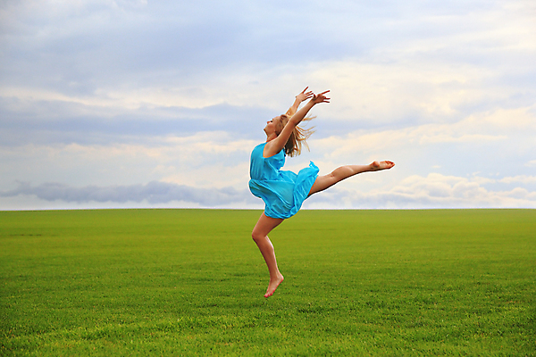 포토 JPG 해외이미지 백인 구름 1 라이프스타일 드레스 여자 행복 스포츠 밭 신체 하늘 건강 한명 사람 잔디 성인 야외 초록색 파란색 점프 기쁨 자유 춤 우아함 유연 체조 혼자 수평선 해외202004 해외포토 자연요소 서양인 식물 옷 감정 컬러 컨셉 농업 모션 문화예술 생활 운동 파일형식이미지허브 
