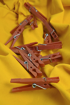 포토 JPG 해외이미지 옷 가사 오렌지 가정 주택 건조 집게 사람없음 빨간색 컬러풀 노란색 공구 직물 잡기 씻기 빨래 플라스틱 묘사 오브젝트 클립 잠금해제 해외202004 해외포토 컬러 과일 모션 재질 건물 청결 도구 파일형식 이미지허브