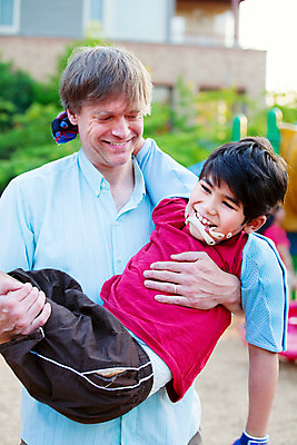 포토 JPG 해외이미지 남자 행복 어린이 가족 관계 태국 놀이 건강 사랑 동양인 소년 야외 두명 기쁨 잡기 아빠 놀이터 작음 장애인 적재 장애 돌봄 특별함 헬프 혼혈 해외202004 해외포토 감정 아시아 컨셉 모션 사람 인종 도움 크기 다문화 파일형식 이미지허브