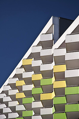 포토 JPG 해외이미지 건축양식 하늘 호텔 주택 독일 사람없음 건물 초록색 파란색 노란색 건설현장 촉촉함 발코니 흰색 도시 타운 해외202004 해외포토 건축물 건축 유럽 컬러 숙소 건설업 젖음 파일형식 이미지허브