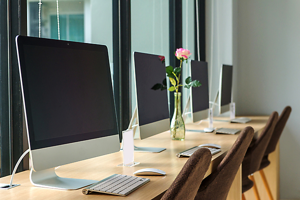 포토 JPG 해외이미지 디자인 인터넷 비즈니스 통신 탁자 주택 직장 창조 사람없음 내부 장식 책 노트북 컴퓨터 사무실 디지털 스크린 모니터 공책 공백 방 흰색 키보드 업무 작업 작업실 시원함 책상 목업 해외202004 해외포토 컬러 가구 회사 문구용품 건물 전자제품 파일형식 이미지허브