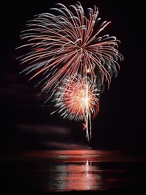 포토 JPG 해외이미지 백그라운드 오렌지 하늘 폭죽 불꽃놀이 이벤트 사람없음 빨간색 물 컬러풀 파티 축제 어둠 축하 연기 야간 저녁 쇼 광 해외202004 해외포토 자연요소 컬러 컨셉 과일 놀이 파일형식 이미지허브