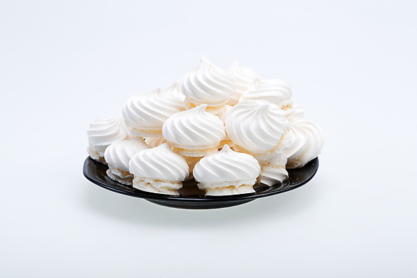 포토 JPG 해외이미지 접시 서양음식 실내 사람없음 쌓기 쿠키 달콤 흰배경 머랭 해외202004 머랭쿠키 해외포토 식기 음식 백그라운드 모션 디저트 내부 흰색 맛 파일형식 이미지허브