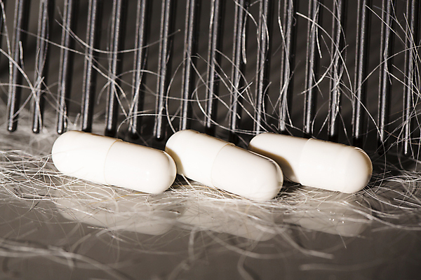 포토 JPG 해외이미지 검은배경 근접촬영 사람없음 뷰티 알약 머리카락 머리빗 두피케어 치료제 탈모 탈모클리닉 해외202004 탈모예방 해외포토 뷰포인트 백그라운드 약 머리 검은색 미용용품 예방 클리닉 헤어관리 증상 파일형식 이미지허브