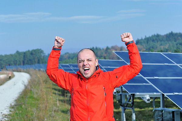 포토 JPG 해외이미지 주간 남자 길 하늘 한명 상반신 성인 야외 앞모습 주먹 기쁨 만세 태양에너지 집열판 성인남자한명만 해외202004 해외포토 자연요소 1 감정 뷰포인트 모션 사람 그린에너지 남자한명만 성인남자만 파일형식 이미지허브