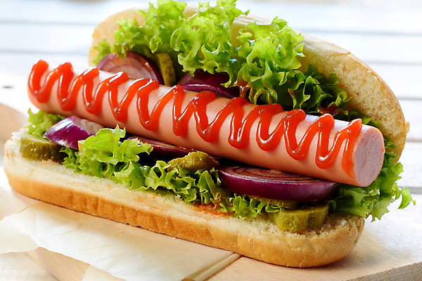 포토 JPG 해외이미지 채소 실내 사람없음 한개 소시지 케첩 핫도그 나무도마 적양파 해외202004 해외포토 1 음식 양파 도마 패스트푸드 내부 목재 소스_음식 가공식품 파일형식 이미지허브