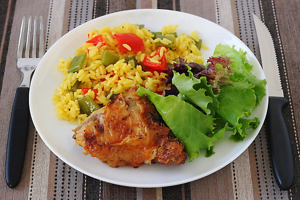 포토 JPG 해외이미지 접시 음식 포크 채소 밥 육류 사람없음 식사 저녁식사 치킨 샐러드 고명 칼 상추 후추 점심식사 해외202004 해외포토 식기 식재료 향신료 닭고기요리 파일형식 이미지허브