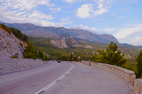 포토 JPG 해외이미지 도로 길 바다 곡선 자연 산 풍경 사람없음 빨간색 물 파란색 고속도로 언덕 태평양 우크라이나 해외202004 해외포토 자연요소 유럽 선 컬러 교통시설 생태계 파일형식 이미지허브