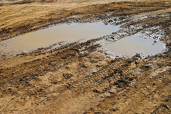 포토 JPG 해외이미지 도로 지구 사람없음 물 인쇄 발자국 당구 타이어 웅덩이 진흙 땅바닥 방법 선로 해외202004 해외포토 자연요소 길 교통시설 자국 바닥 구기 파일형식 이미지허브