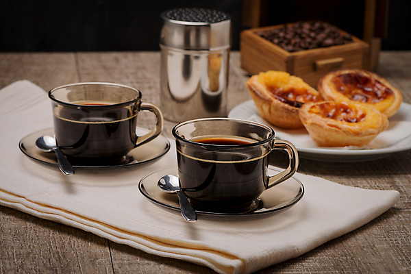 포토 JPG 해외이미지 접시 디저트 실내 사람없음 식탁보 달콤 커피잔 티스푼 나무탁자 블랙커피 에그타르트 해외202004 해외포토 식기 커피 음식 탁자 잔 내부 숟가락 맛 타르트 파일형식 이미지허브