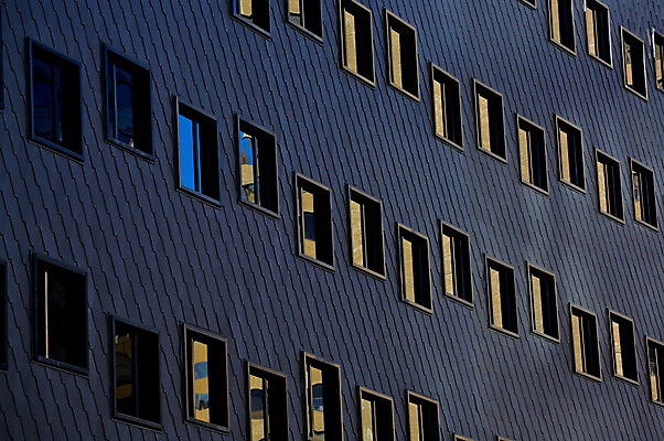 포토 JPG 해외이미지 모양 디자인 벽 비즈니스 창문 유리 프레임 외벽 사람없음 건물 가로 사무실 반사 어둠 도시 상업 해외202004 해외포토 건축물 재질 파일형식 이미지허브