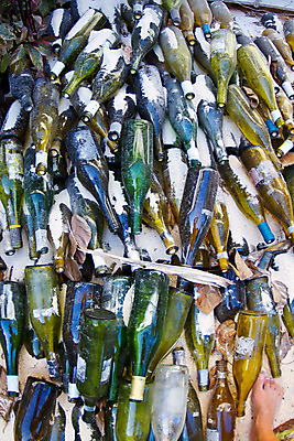 포토 JPG 해외이미지 모래 여행 백그라운드 유리 사람없음 초록색 와인 재활용 중앙아메리카 벨리즈 해외202004 해외포토 컬러 재질 주류 아메리카 친환경 파일형식 이미지허브