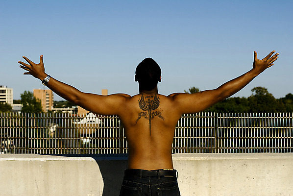 포토 JPG 해외이미지 모델 남자 조각 청소년 한명 20대 가로 컬러풀 아프리카인 미국문화 천국 고립 해외202004 해외포토 외국인 1 컬러 사람 청년 서양문화 파일형식 이미지허브