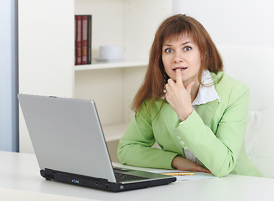 포토 JPG 해외이미지 1 손 여자 감정 가구 인터넷 의자 탁자 선반 직장 한명 사람 정장 성인 가로 초록색 노트북 컴퓨터 사무실 공책 흰색 표현 비즈니스우먼 책상 경영자 안락의자 비서 치프 해외202004 해외포토 직업 옷 컬러 생활용품 회사 비즈니스 문구용품 신체부위 전자제품 직장인 리더 파일형식 이미지허브