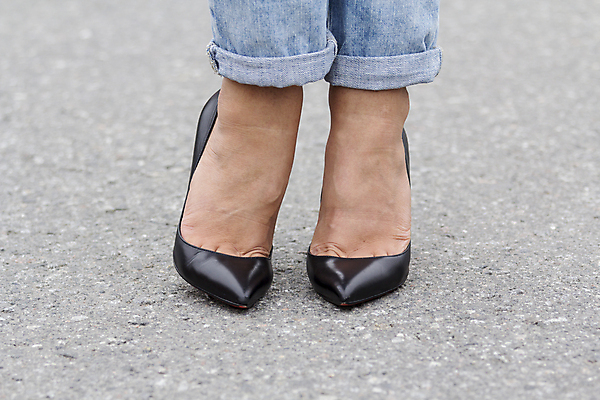 포토 JPG 해외이미지 모델 라이프스타일 신발 비즈니스 사람없음 파란색 유행 청바지 클래식 우아함 스타일 해외202004 해외포토 컬러 컨셉 바지 생활 파일형식 이미지허브