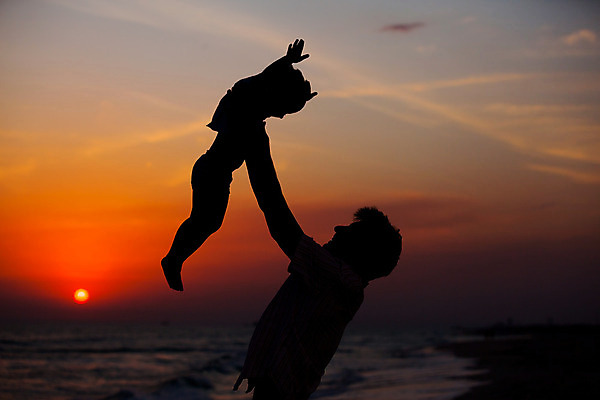 포토 JPG 해외이미지 전신 남자 행복 실루엣 어린이 바다 가족 휴가 함께함 그림자 소년 상반신 성인 해변 야외 두명 일몰 저녁 남자만 들어올리기 해외202004 해외포토 감정 컨셉 관계 모션 촬영기법 사람 노을 야간 파일형식 이미지허브