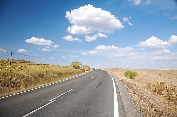 포토 JPG 해외이미지 구름 유럽 도로 선 여행 자동차 하늘 풍경 사람없음 시골 고속도로 스페인 아스팔트 방법 철책 해외202004 해외포토 자연요소 나라 길 육상교통 교통시설 파일형식 이미지허브