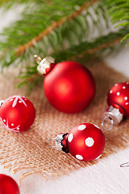 포토 JPG 해외이미지 크리스마스장식 크리스마스 실내 사람없음 아웃포커스 삼베 흰배경 오너먼트 해외202004 해외포토 기념일 백그라운드 촬영기법 내부 흰색 파일형식 천_직물 이미지허브