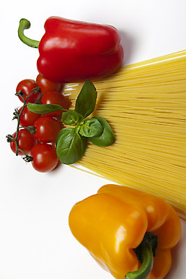 포토 JPG 해외이미지 스튜디오촬영 음식 토마토 채소 재료 파스타 건강 스파게티 사람없음 컬러풀 식사 신선 양념 향신료 흰배경 유기농 이탈리아문화 날것 심플 후추 바질 건강식 점심식사 채식주의자 해외202004 해외포토 웰빙 컬러 백그라운드 서양음식 실내 흰색 채식 유럽문화 향미료 파일형식 이미지허브