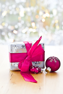 포토 JPG 해외이미지 리본 분홍색 백그라운드 크리스마스 겨울 전등 선물 사람없음 목재 장식 세로 선물상자 컬러풀 장식볼 수확 활 보케 노엘 카피스페이스 해외202004 해외포토 나무 계절 기념일 컬러 농업 재료 조명 상자 공백 파일형식 이미지허브