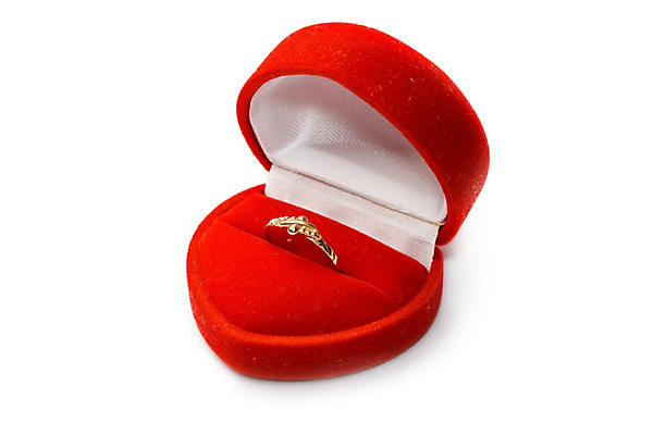 포토 JPG 해외이미지 모양 전통 결혼 결혼식 휴가 발렌타인데이 선물 사랑 이벤트 사람없음 장식 빨간색 빛 상자 유행 흰색 하트 축하 직물 반지 오픈 화려 황금 고급 우아함 보석 심볼 오브젝트 고립 해외202004 해외포토 감정 컬러 컨셉 장신구 데이이벤트 광석 파일형식 이미지허브