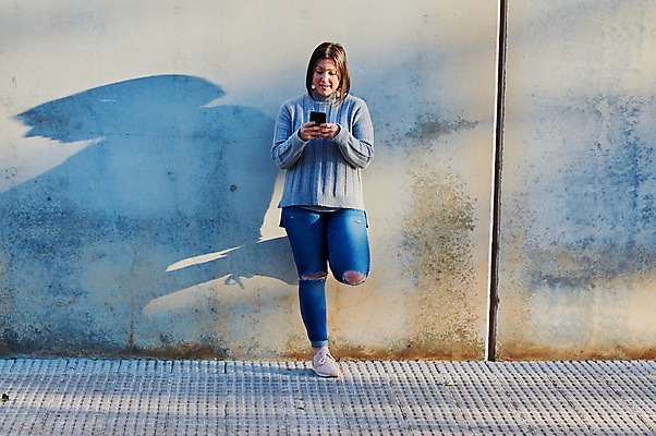 포토 JPG 해외이미지 학생 손 응시 여자 백그라운드 인터넷 텍스트 통신 성공 모바일 새로움 갈색머리 세포 한명 사람 성인 스마트폰 핸드폰 독서 흰색 잡기 오픈 입 메시지 스마트 긍정 충격 부름 타입 고립 문자메시지 셀룰러 해외202004 해외포토 1 헤어스타일 시선 컬러 컨셉 모션 신체부위 전자제품 스마트기기 파일형식 이미지허브