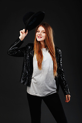 포토 JPG 해외이미지 백인 여자 얼굴 셔츠 바지 한명 서기 미소 20대 10대 빛 금발 유행 재킷 달콤 큼 가죽 만족 노력 환영 펠트 스타일 힙스터 해외202004 해외포토 서양인 1 헤어스타일 패션 감정 상의 모션 청소년 하의 표정 사람 청년 신체부위 외투 맛 크기 파일형식 천_직물 이미지허브