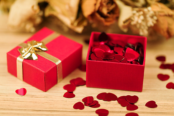 포토 JPG 해외이미지 모양 리본 백그라운드 결혼식 추상 휴가 발렌타인데이 선물 사랑 이벤트 사람없음 목재 장식 가로 빨간색 빛 상자 흰색 하트 축하 황금 작음 심볼 복고 슛 꽃가루 해외202004 해외포토 나무 감정 컬러 결혼 컨셉 무늬 재료 데이이벤트 크기 가루 파일형식 이미지허브